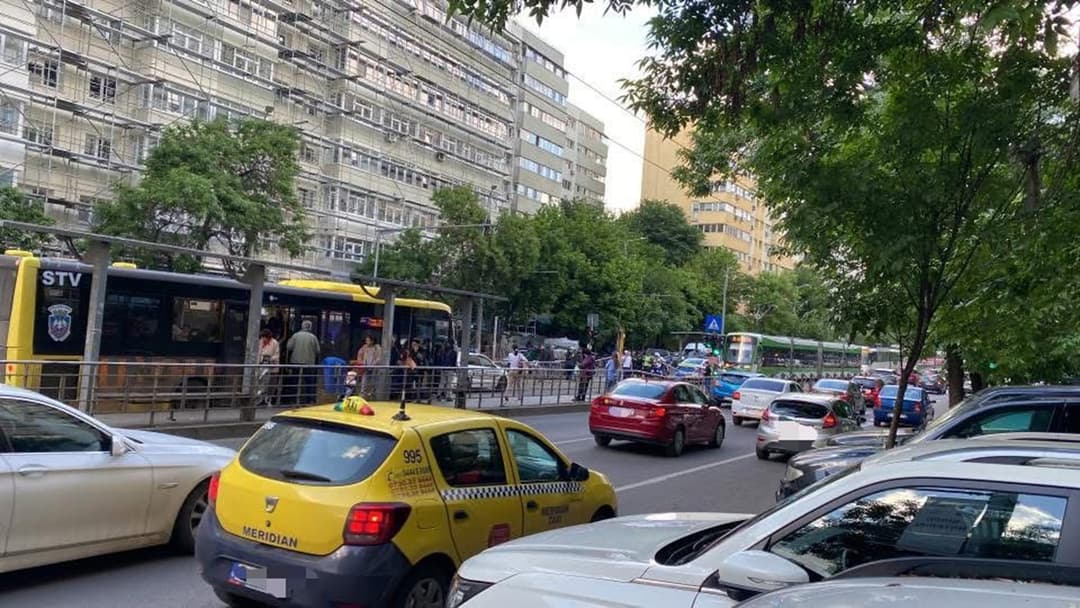  Accident grav pe Șoseaua Colentina - blocaje în trafic și Linia 21, după ce un pieton a fost lovit de o mașină de poliție