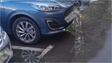  După 4 ani, parcarea rămâne lac, folosim barca pentru a ajunge la mașină!