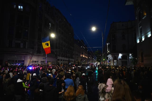  Mii de oameni sărbătoresc victoria lui Nicuşor Dan la Prezidențiale; Bd. Elisabeta, blocat complet