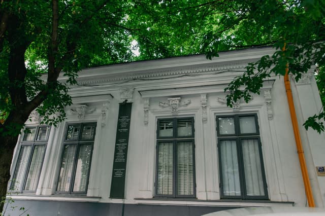  Casa Renăscută a Dragostei lui Silvia Kerim și Mircea Veroiu în Inima Cartierului Evreiesc – O Poveste de Epocă și Emoție