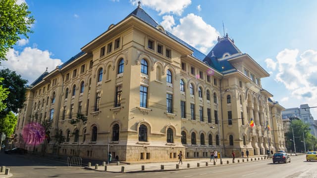  Un personaj-vedetă surprinde prin neparticipare la cursă!