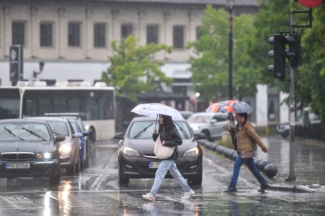  Ploi Continui și Cod Portocaliu ANM, Deși Temperaturile Cresc Ușor Azi - Prognoza Vreme Imprevizibilă