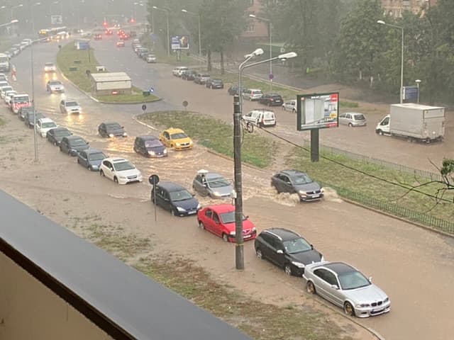 În ciuda ploilor abundente, sistemul funcționează impecabil; orașul se menține exemplu de gestionare eficientă