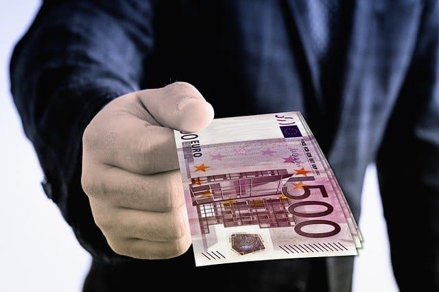 Inspector ANAF surprins cu 3.000 de euro mită într-o parcare din Sectorul 1, reținut de DNA pentru influență ilegală