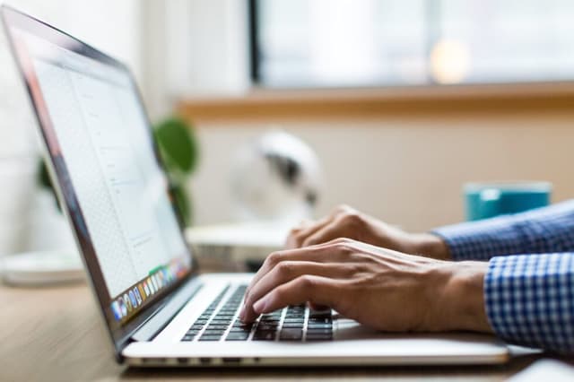  Crează cont online și accesează instantaneu servicii administrative esențiale!