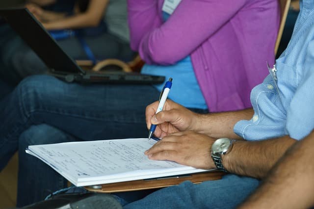 Ghidul Admitere 2025 la Universitatea Româno-Americană
