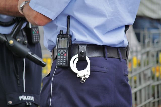 Bărbat prins în flagrant de polițiști în Sectorul 3 după ce și-a agresat fosta parteneră, reținut pentru 24 de ore.