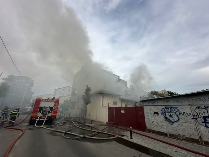  20 de persoane evacuate dintr-un bloc al Capitalei, inclusiv un bebeluș transportat la spital