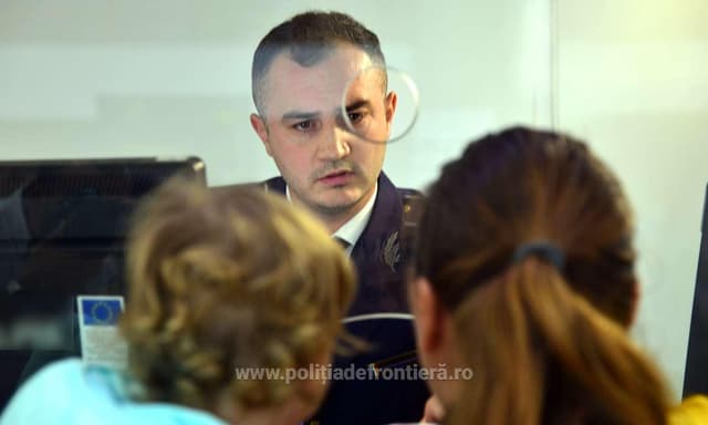 Femeie din New York, surprinsă la aeroport cu pașapoarte false și trei copii în tentativa de a intra ilegal în România
