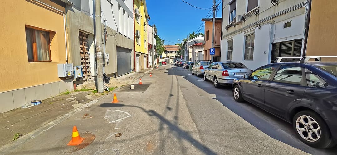  Rezervarea ilegală a locurilor de parcare prin obiecte improvizate costă până la 2.500 lei!