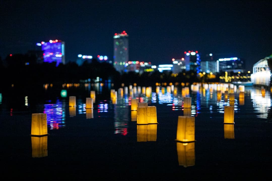 Descoperă Magia Lampioanelor Plutitoare la București, 21-22 Iunie, pe Lacul Titan! Tradiție Asiatică și Dorințe la Parcul Titan