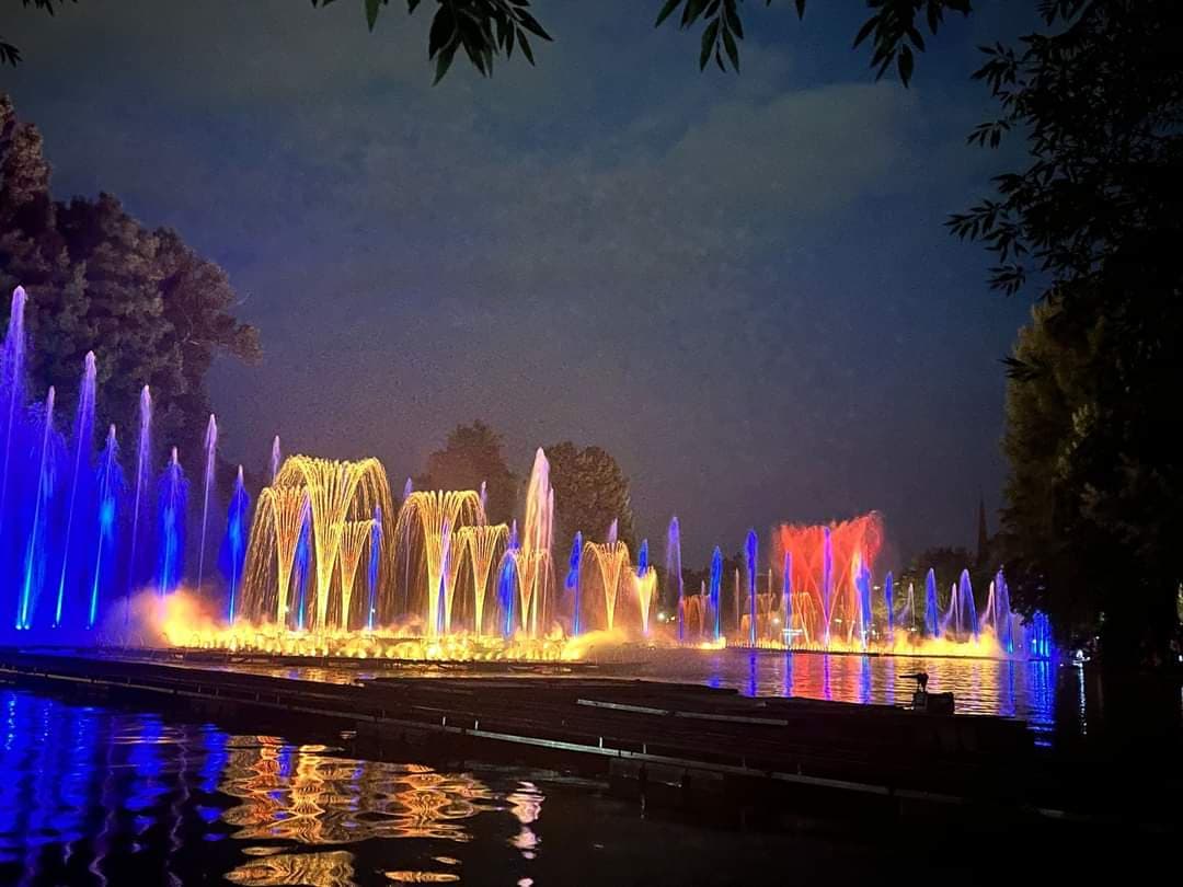 Fântânile din Parcul A.I. Cuza strălucesc în turcoaz pentru a susține Ziua Internațională de Conștientizare a Bolii Batten