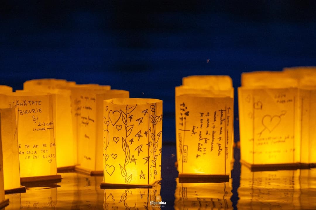 Pe 21-22 iunie, magia lampioanelor la WishFest: Împlinește-ți dorințele pe lacul Titan! Află cum participi la acest festival unic.