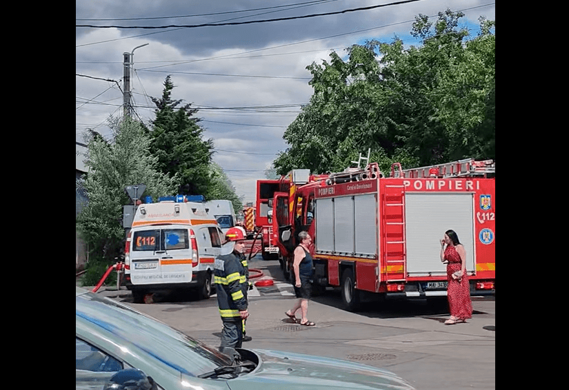 14 autospeciale ale pompierilor intervenind pentru stingerea unui incendiu masiv pe strada Doamna Stanca