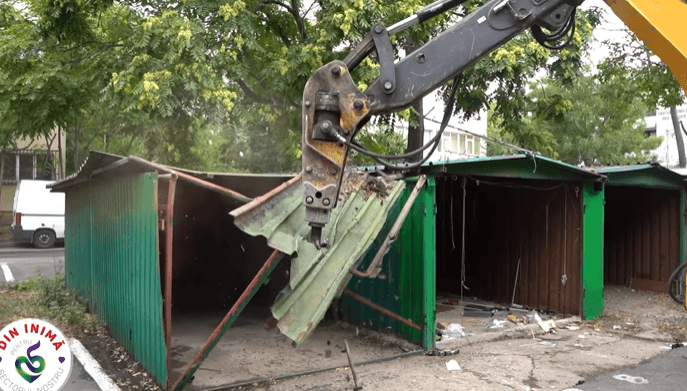Demolarea garajelor ilegale și crearea de locuri de parcare pe Strada Telița / VIDEO