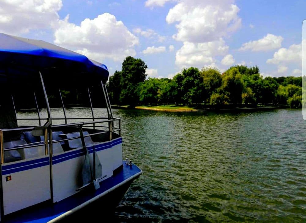 Croazierele cu vaporașul pe lacul IOR, temporar suspendate din cauza scăderii semnificative a nivelului apei. Autoritățile locale vor anunța reluarea.