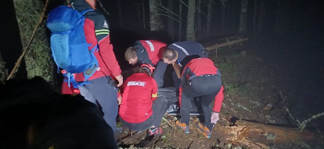 un alergător și-a pierdut viața lovit de un copac doborât de furtună în Câmpulung Moldovenesc