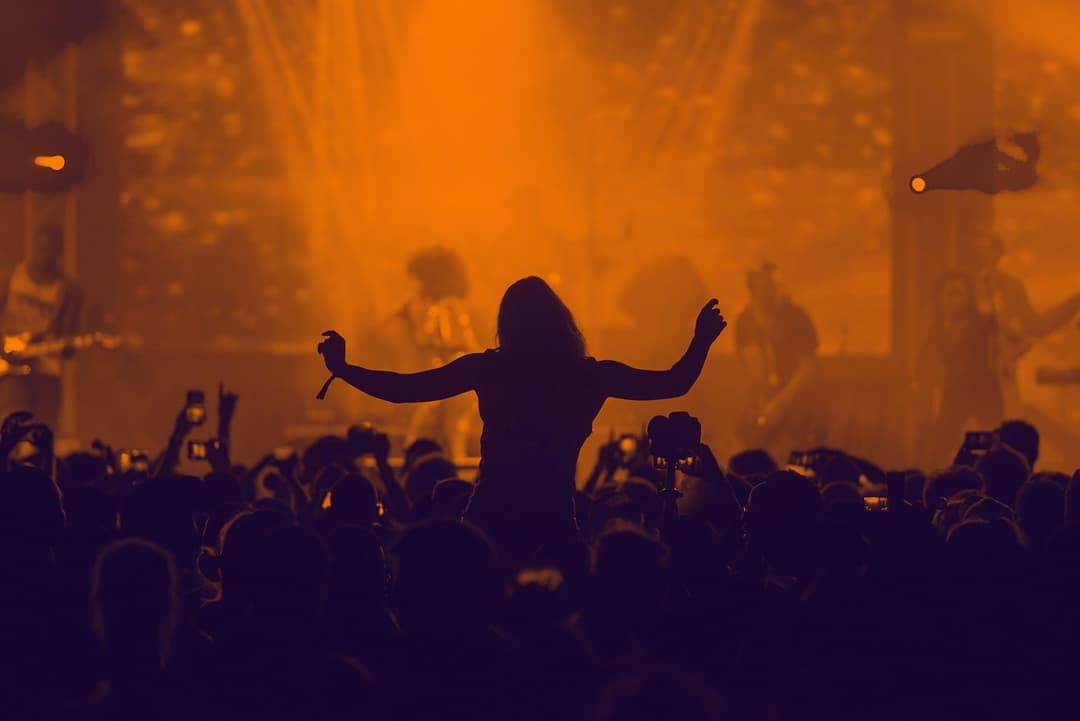 Tinerii sub 35 de ani investesc peste 950 lei la festivaluri; jumătate estimează creșteri de prețuri față de 2024