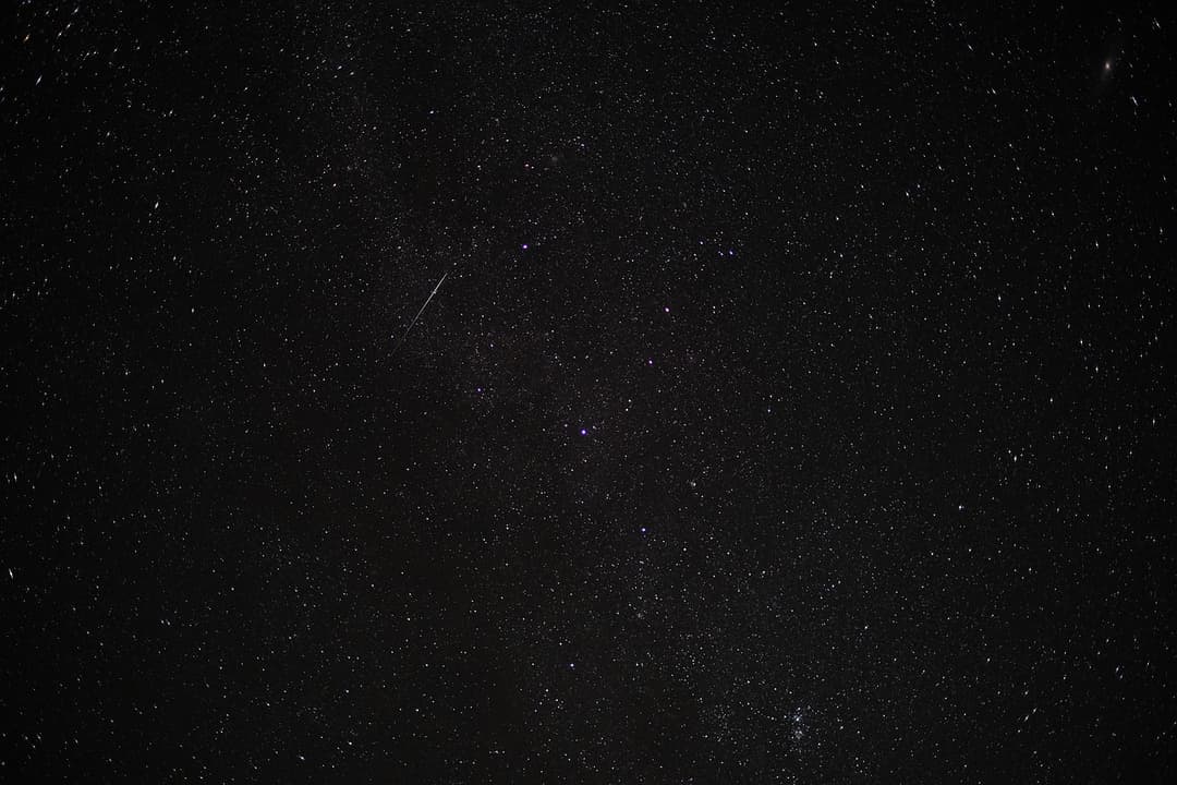 Când și unde poți admira roiul spectaculos al Perseidelor în 2023? Află detaliile acestui fenomen astronomic!