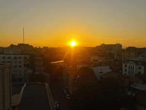 Urmează o Noapte Tropicală și Zile Fierbinți!
