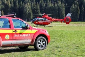 Turist din București Accidentat Grav pe Traseu de Mountain-Bike în Azuga, Salvat cu Elicopterul SMURD