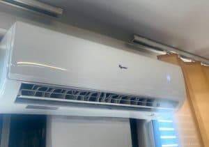Cum pot românii să economisească și să achite mai puțin la curent în contextul prețurilor ridicate?