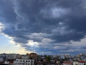  Averse, Vânt și Fulgere de Așteptat - Temperaturile Rămân Ridicate!