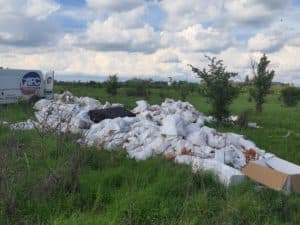 Mașină Surprinsă Abandonând Deșeuri la Chitila Triaj, Confiscată de Polițiștii Locali din Sectorul 1!