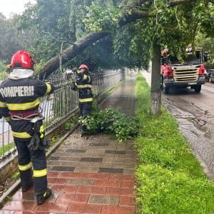  Drumuri Naționale și Județene Blocate de Ploi; Intervenții ale Pompierilor în 16 Județe și București