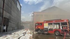  Incendiu devastator la o hală pe Bd. Basarabia, sector 3 - Pompierii în luptă cu flăcările și fumul dens!