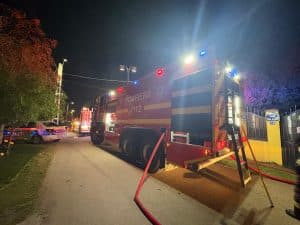  pompierii luptă cu incendiul ce amenință casele din complexul rezidențial Ilfov