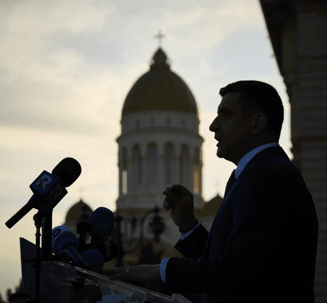  Liderul AUR, Triumf Electoral și Misiunea Divină - Voturile Parțiale Confirmă Sprijinul Masiv