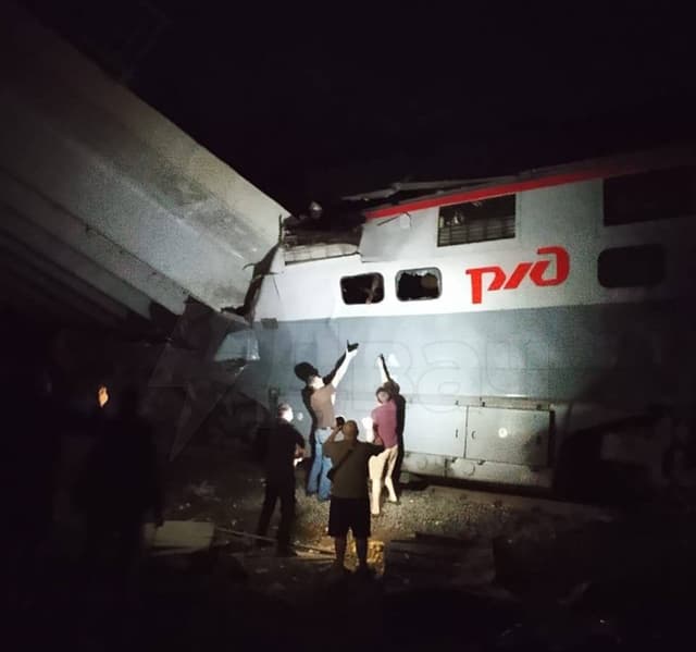 Rusia: Un tren a deraiat după ce un pod s-a prăbușit peste calea ferată. Cel puțin 7 oameni au murit