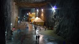  Pompierii lucrează neîncetat pentru evacuarea apei și siguranța turiștilor. Accesul temporar interzis.