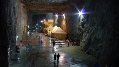  Pompierii lucrează neîncetat pentru evacuarea apei și siguranța turiștilor. Accesul temporar interzis.