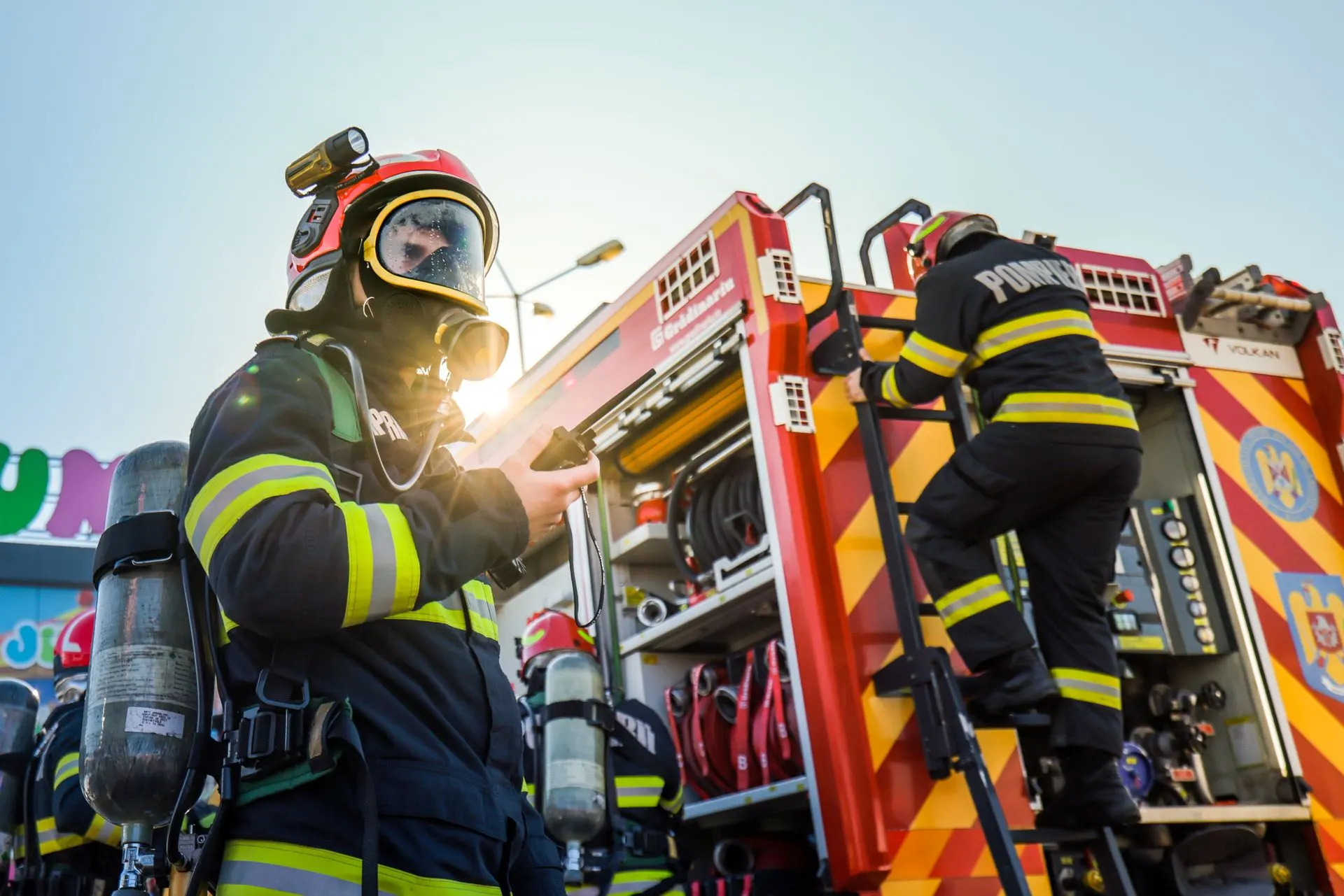 Incendiu la un autoturism în Pasajul Băneasa: două persoane evacuate, fără răniți