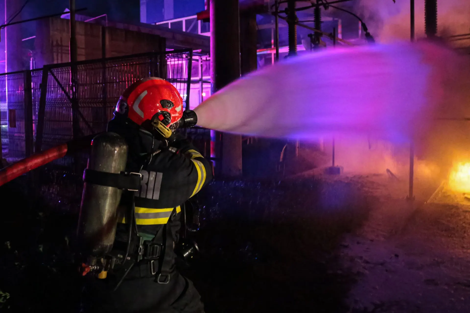 Incendiu la Fundeni, etajul 3: 37 de pacienți evacuați, fără victime