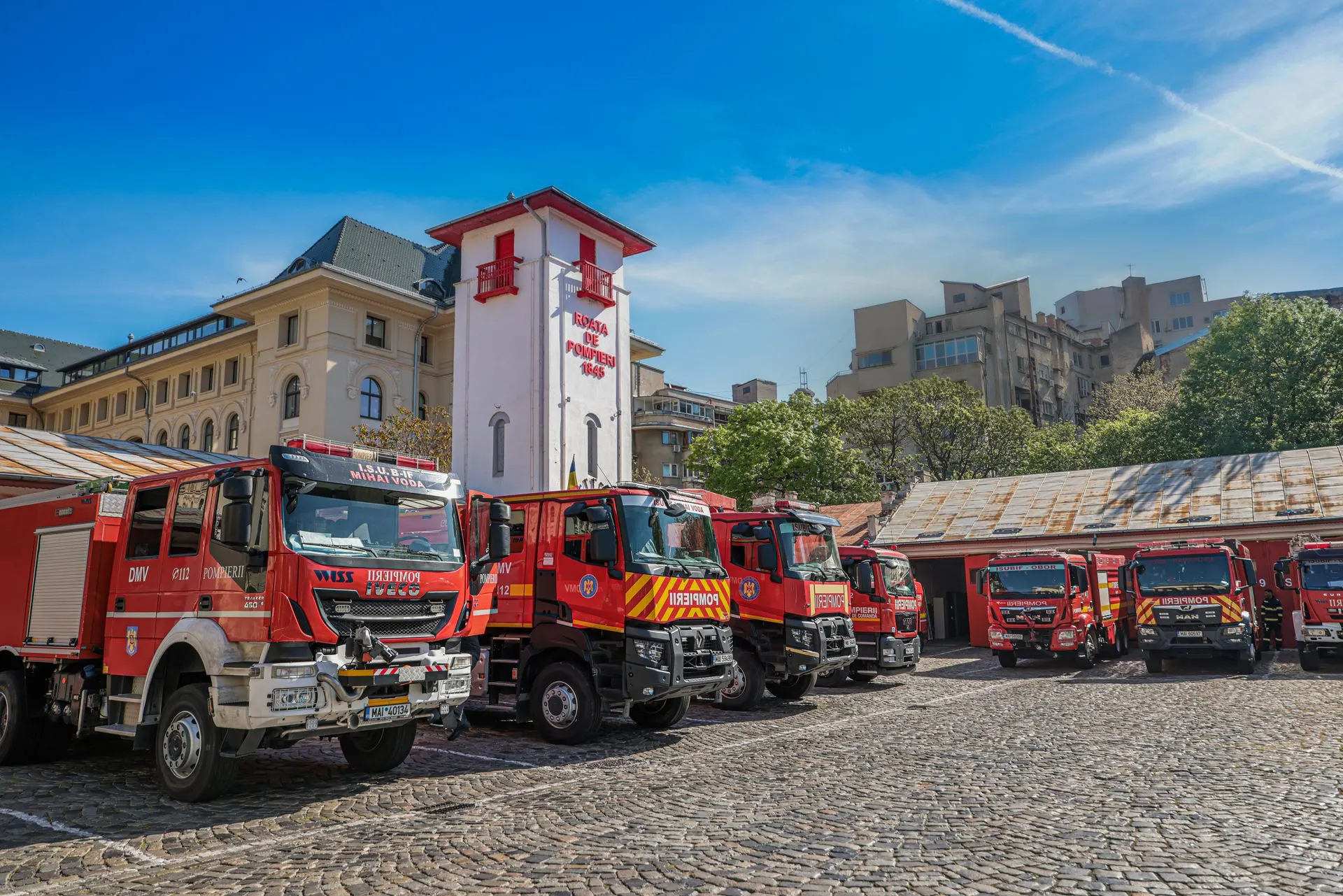 Service auto pe Doina, Sector 5: 15 mașini afectate de incendiu